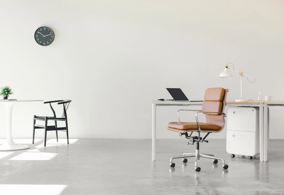 Birou modern într-un stil minimalist
