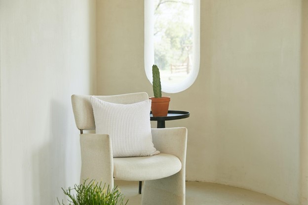 white chair.jpg (30 KB)